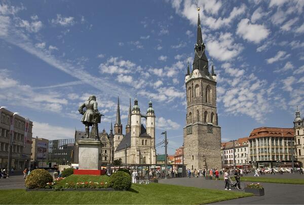Bild vergr&ouml;&szlig;ern: Halle (Saale) Marktplatz mit Rasen