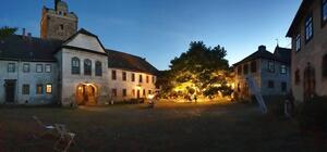 Bild vergrößern: Die Vorburg am Abend