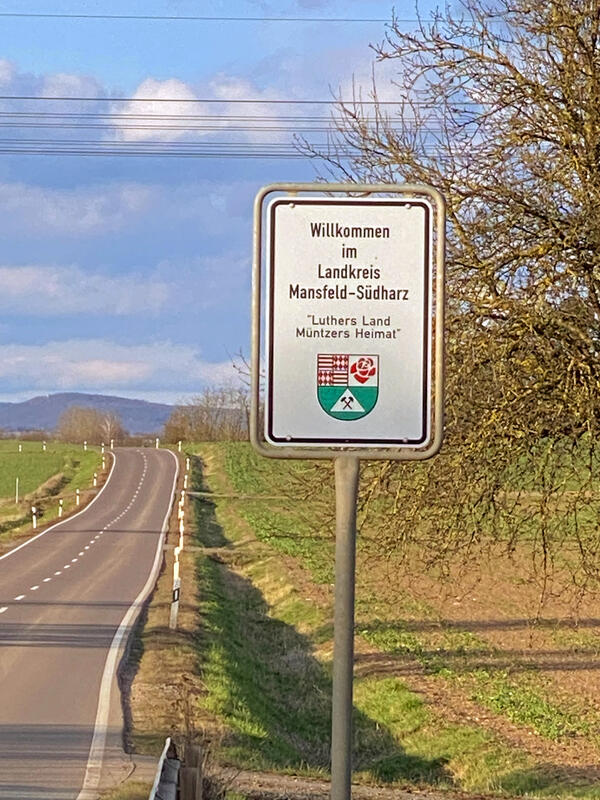 Bild vergrößern: Willkommensschild des Landkreises Mansfeld-Südharz aus Richtung Borxleben nach Riethnordhausen