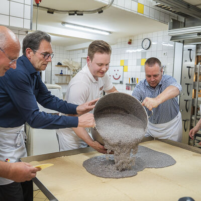 Bild vergrößern: Weltrekordmohnkuchen in Allstedt