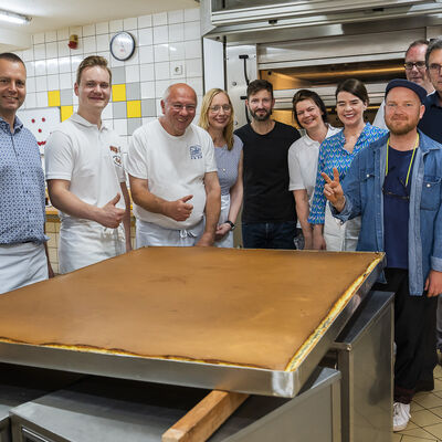 Bild vergrößern: Weltrekordmohnkuchen in Allstedt