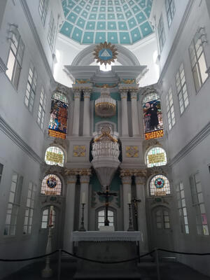 Bild vergrößern: Blick auf den Altar der Johannis Kirche