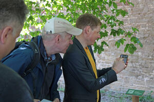 Bild vergrößern: Daniel Bierbaum von der SEG zeigt die Web-App