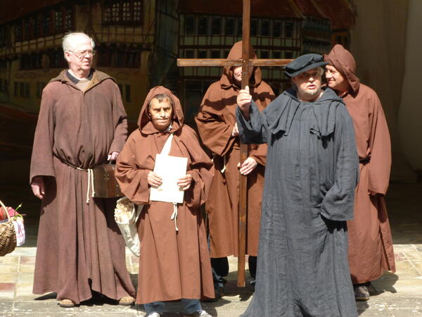 Eine Szene aus dem Stück Thomas Müntzer - Sohn Stolbergs. Zu sehen sind 5 Mönche.