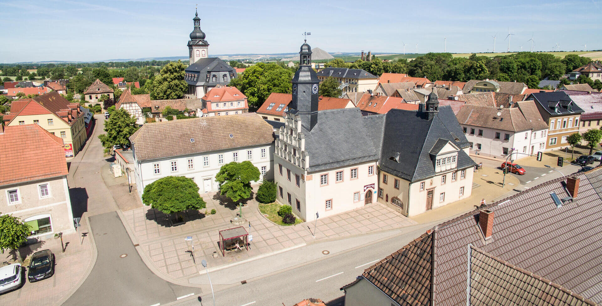 Blick auf das alte Rathaus Allstedt. St. Johannis im Hintergrund.
