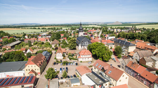 Bild vergrößern: Eine Drohnenufnahme des Ortes Allstedt mit der Johannis-Kirche mit Blickpunkt.