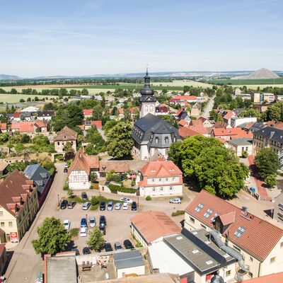 Bild vergrößern: Eine Drohnenufnahme des Ortes Allstedt mit der Johannis-Kirche mit Blickpunkt.