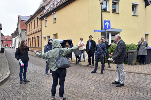 Rundgang von Knstlern durch Allstedt