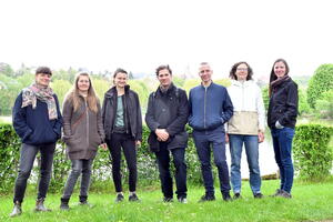 Bild vergr&ouml;&szlig;ern: V.l.n.r.: Julia Schleicher, Luzia Werner, Paula Wolber, Hermann Gr&uuml;neberg, Michael Krenz, Daniela Sch&ouml;nemann und Lisa Reichmann